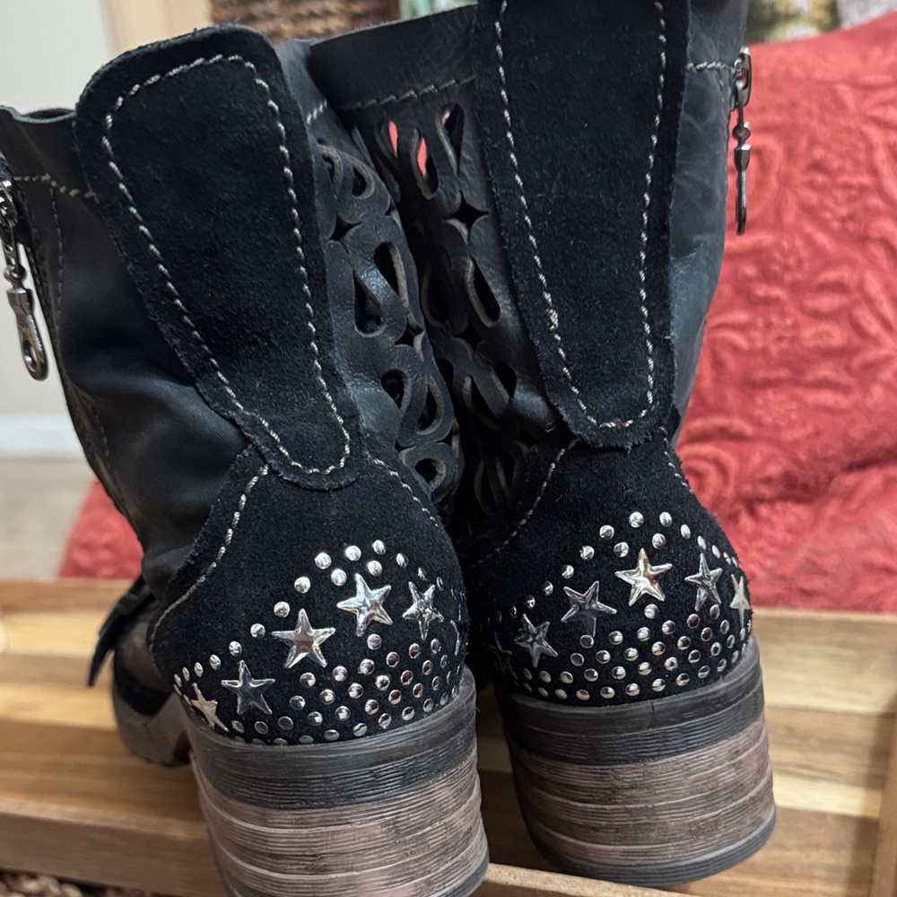 Fall Dromedaris Size 7 Stylish Black Moto Boots with Star Accents - Picture 4 of 5